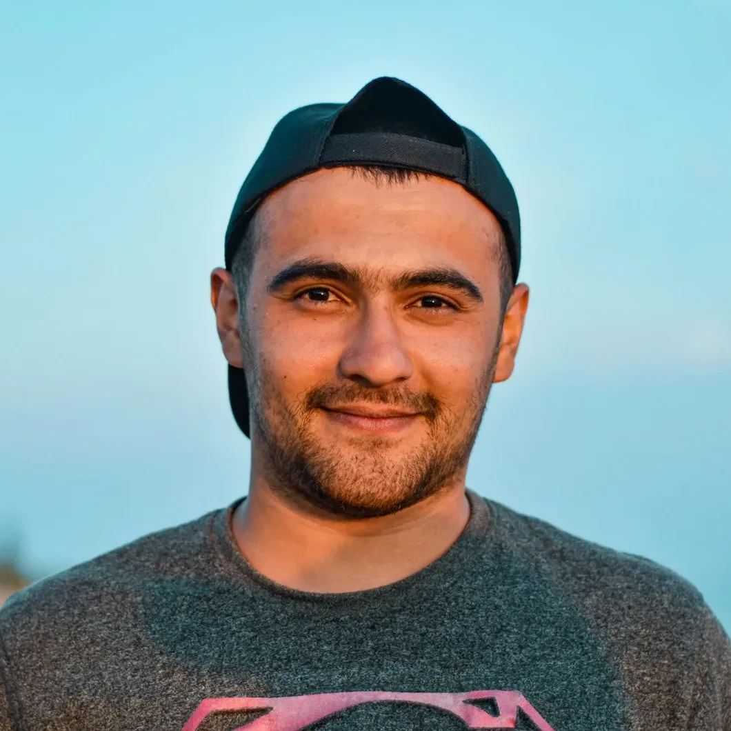 men's gray crew-neck shirt